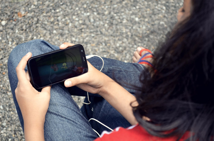 girl_watching_cartoon_mobile_free_photo